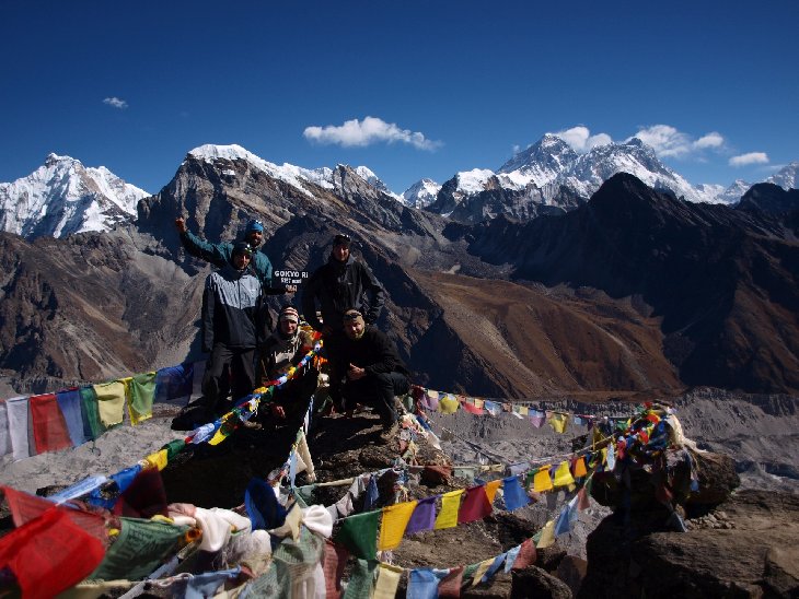 5357 metrů vysoké Gokyo Ri...Jsme tam..Za námi vpravo Everest a Lhotse..