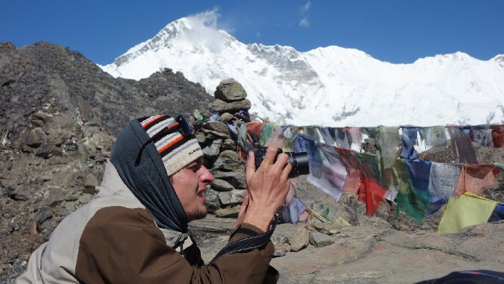 Míra fotí Everest a za ním je Cho Oyu...