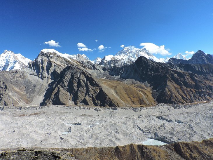 Uplne vpravo v dálce je ještě vidět další 8k vrchol - Makalu (8485). Z Gokya Ri jsou tedy vidět dokonce 4 osmitisícovky - Everest, Lhotse, Makalu a Cho Oyu...