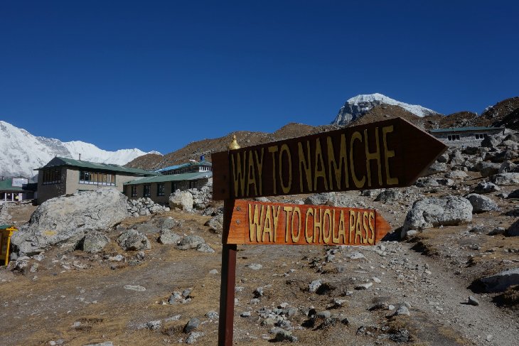12.11. Směrovka ukazuje náš další směr...Gokyo údolím se vracíme zpět do Namche...