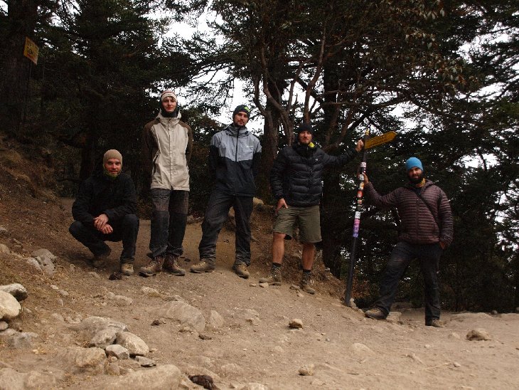 Procházíme kolem směrovky rozdělující Everest trek a Gokyo trek...V Namche bazar jsme se ubytovali ve stejném guesthousu jako před 14 dny. Večer byla procházka po namche a nákup suvenýrů...