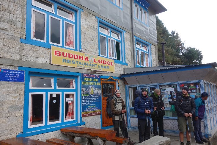 15.11. A jsme opět v Phakdingu...Ubytování domlouváme v Buddha Lodge. Majitel - Dorjee Sherpa co stojí vedle kuby byl několikrát na Everestu...Maj tam výbornej jačí steak - doporučuju:)