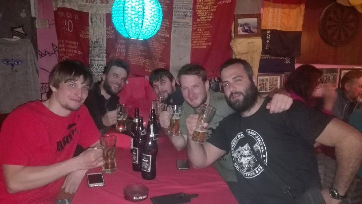 My jsme navšívili známý bar u Toma a Jerryho, který je proslaven mezi všemi trekaři co se vrátí z hor...K večeři byl popcorn zdarma, kterýho jsme snědli neskutečný množství. Večer se to tu slušně rozjelo a tak jsme nezůstali jen u jednoho piva:D.