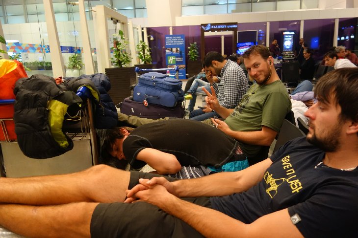 17.11. Jsme ráno odlétli do Indie a čekáme na spoj Dilí - Řím, odkud následně odletíme do Prahy...