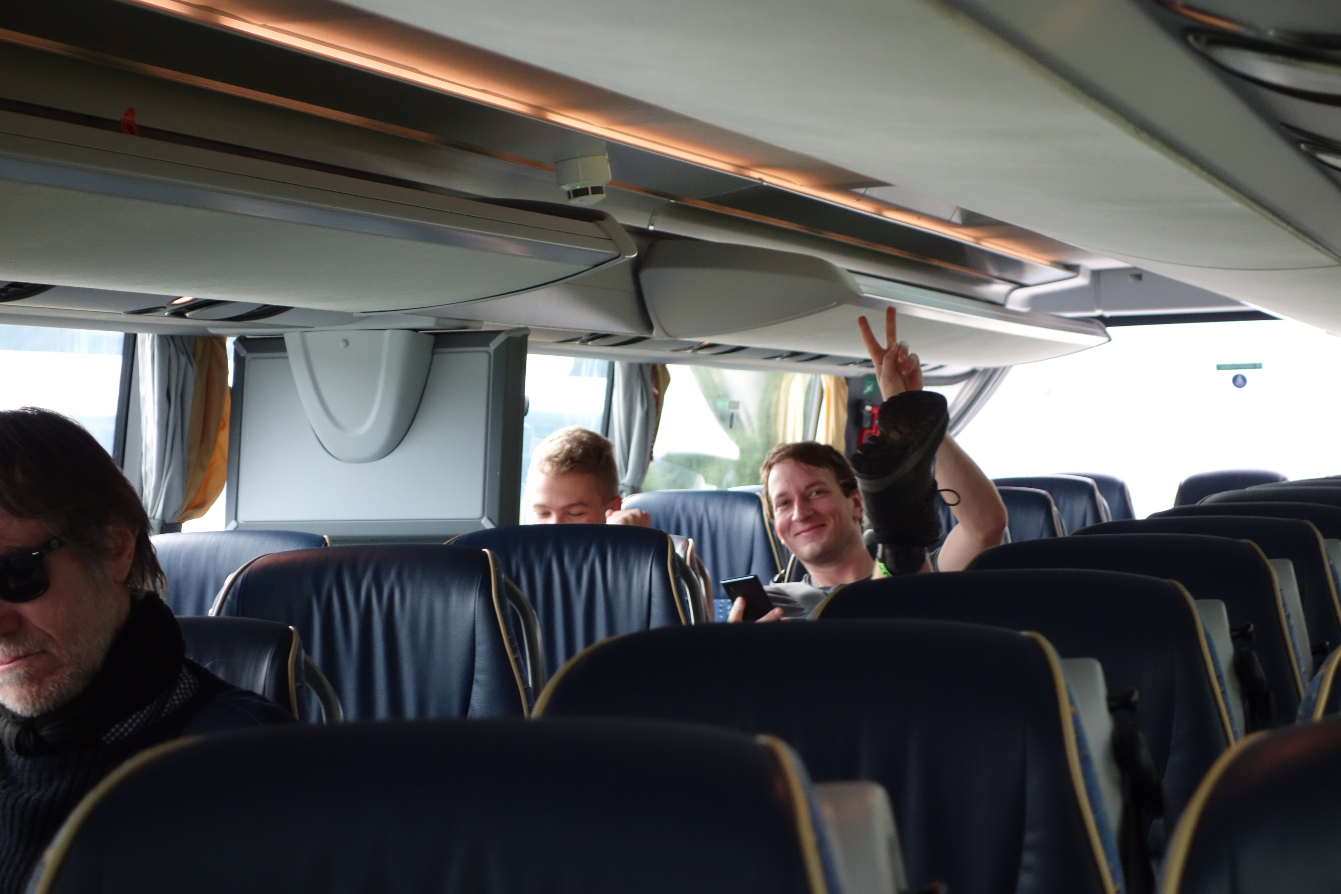 Tam se nás ujali pracovníci norskejch drah a za chvíli pro nás přijel autobus:D...Kuba s Matějem seděj vzadu po tom co jim nějakej děda ve předu sdělil, že jsou příliš hluční:D