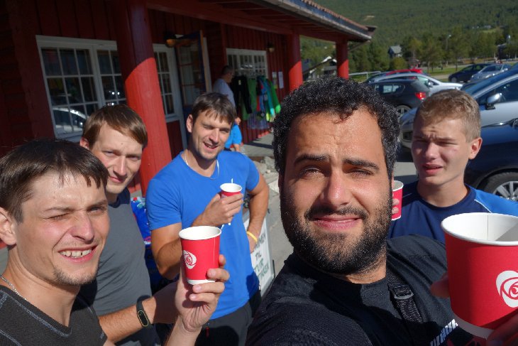 V Donbasu jsme přestoupili do tága, které nás dopravilo až do Bjorli. Hned jsem tu využil jakousi předvolební akci a vyžebral jsem kafe pro všechny:D. Stoíme před místním outdoor shopem, kde jsme kupovali bomby...