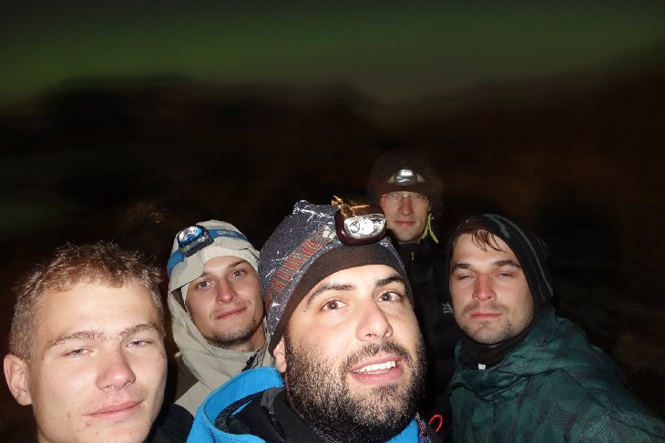 Selfie s polární září...fotim to z ruky, takže je pochopitelně hodně rozmazaná:D. Záře byla hodně daleko a nízko, ale stejně jsme to minimálně pul hodiny museli sledovat...zase super zážitek..