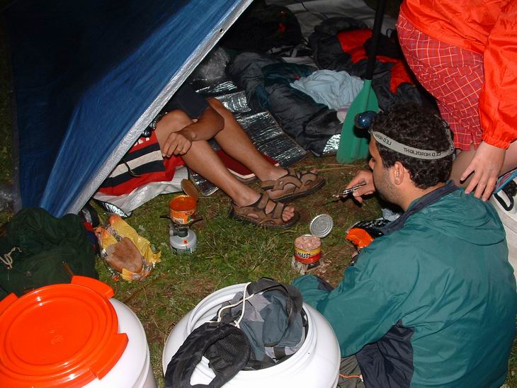 Ale nakonec se to v tý pasti přežít dalo díky čínanovi kterej nám dovolil spát na místě se zákazem kempování....komu to tam vlastně patřilo už se asi nedovíme:D...