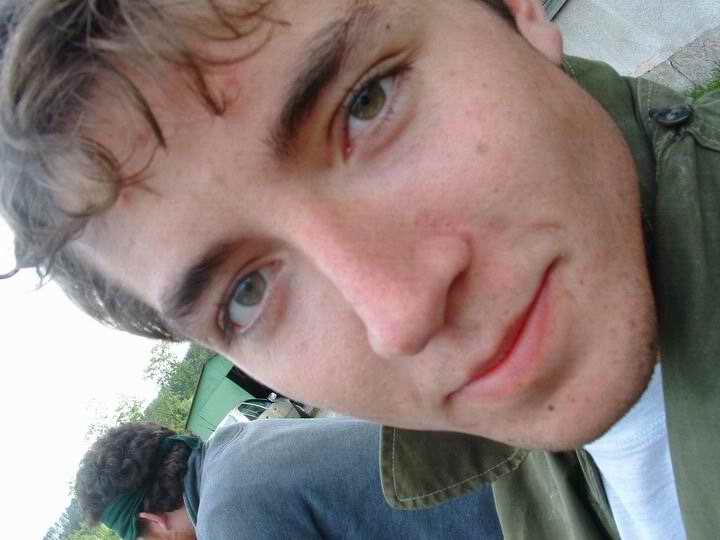 Toto je Jakub ještě relativně v "pohodě". Sedíme totiž v hospodě a čekáme na jídlo. Trvá to pravdu dlouho a tak popíjíme, popíjíme a popíjíme. Tak se neni čemu divit, že to dopadlo tak jak to dopadlo:-)