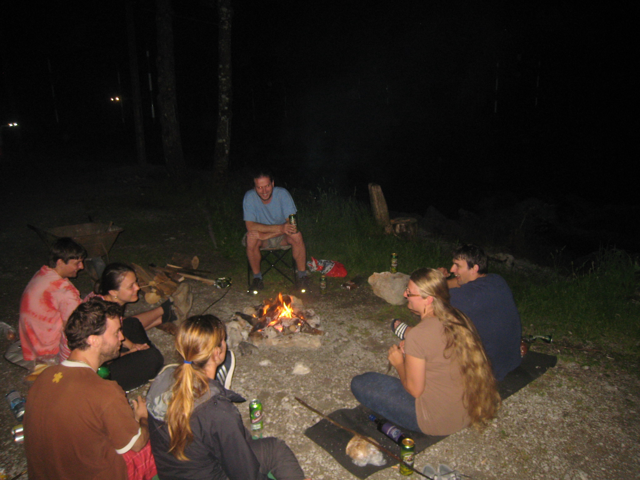 Sedělo se do noci, popíjelo a řešili se otázky ohledně vesmíru, jednou taky debata o něčem jiným než o hovnech apod.:-D:-D.