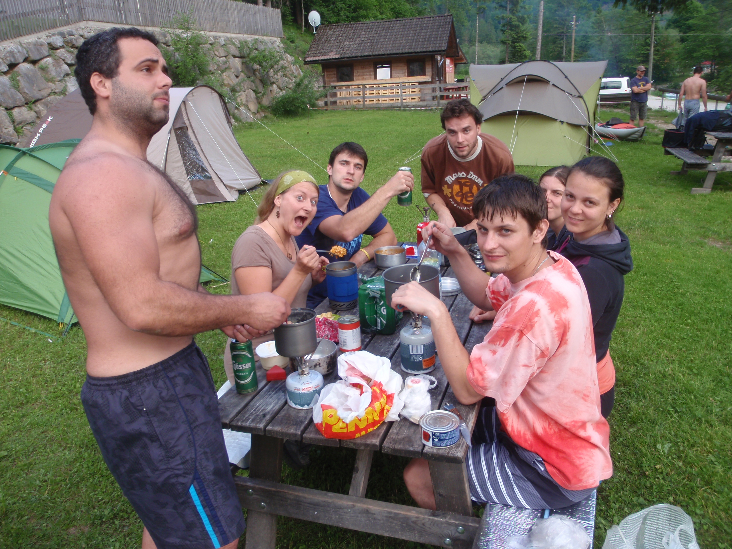 Tak nezbývalo než se vrátit do kempu a popíjet a žrát vlastní zásoby.