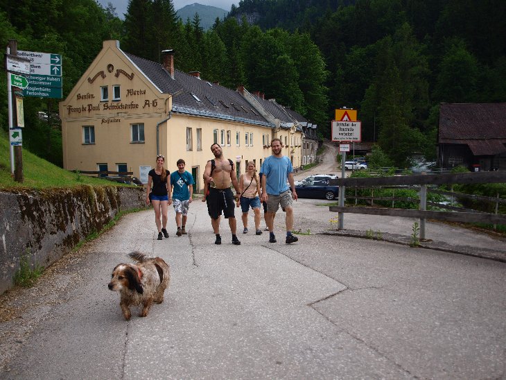 Po cestě zpět se k nám přidal nějaký pes, naštěstí jsme ho udali na zástavce místní omladině, která čakala na bus a moc je asi netrápilo, že jim chybí pes:-D.