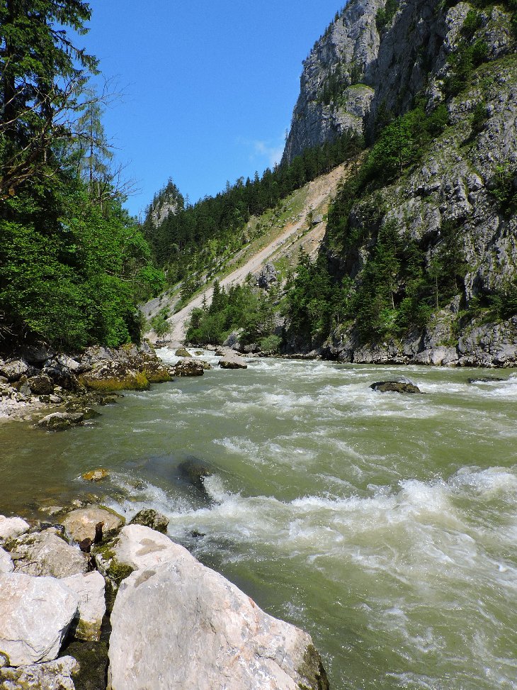 Nástupní místo pod peřejí Gesäusee. Obtížnost této peřeje nad nástupním místem se uvadí dle vodního stavu od WWIV až po WWVI.