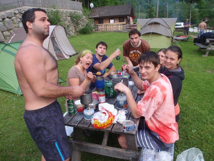 Tak nezbývalo než se vrátit do kempu a popíjet a žrát vlastní zásoby.