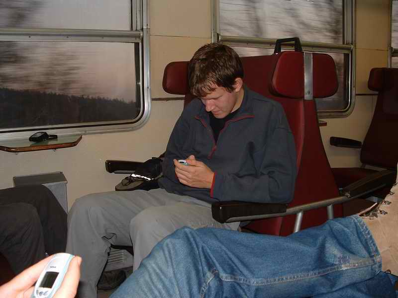 To už sedíme v ranním vlaku a všichni paříme hru Pilot na mobilech