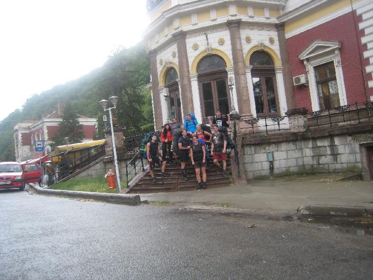 Startovní foto, již po dešti. Najít cestu do lesů na kopec nám zabralo asi 1,5 h, takže jsme vyarážili skoro za šera, jelikož turistické značky jaksi nebyli.