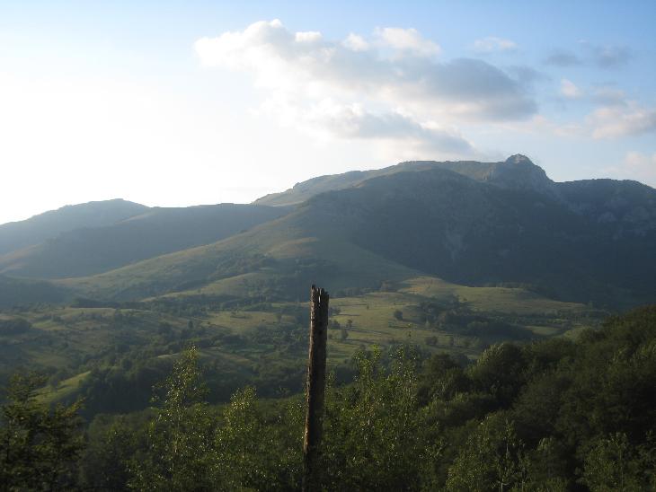 ...směrem na první z vrcholů - Arjana.