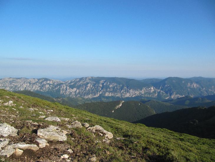 Naštěstí bylo pořád na co koukat (sousední hřeben Cernei).