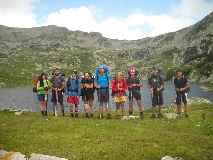 Hromadná u Lake Bacura, kde se opět dělíme a někteří vyrážejí obklikou dobýt další top vrchol.