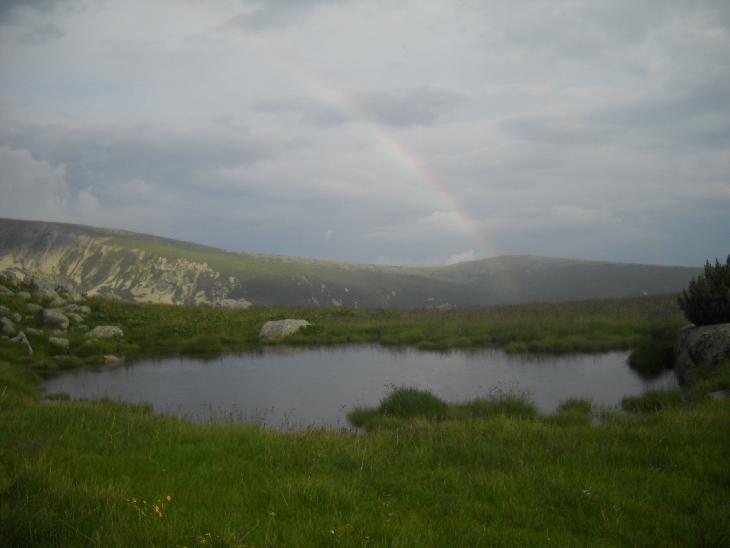Duha nad jezírkem.