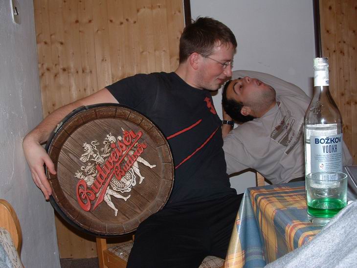 Měli sme celej sud...a jak lehce ho jakub drží:D...když de o pivo tak to se snaží no:D