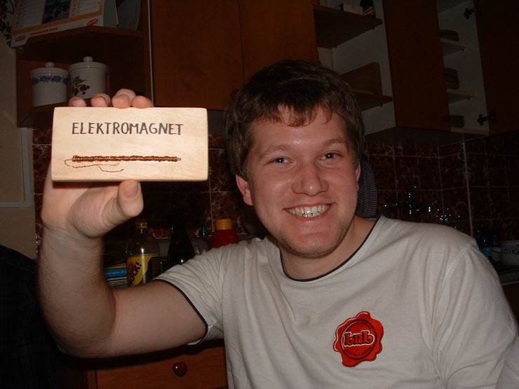 Datel s elektromagnetem...tušim že nakonec si ho odnesla Pája..
