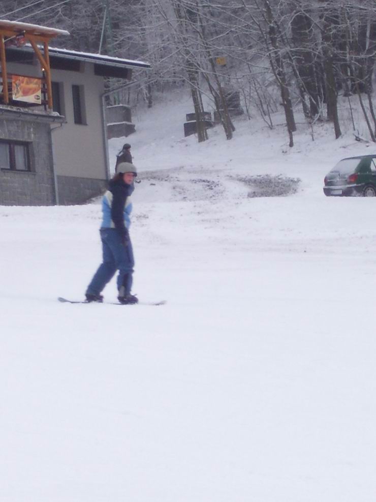 Verča na snowboardu...ze sjezdovky sou tu jen tyhle dvě fotky protože se moc na sjezdu nefotilo....jinak na těchto horách si každej dělal co chtěl, takže jestli šel nekdo na sjezdy nebo na běžky nebo si dal večerní lyžování bylo čistě jen na něm:)....