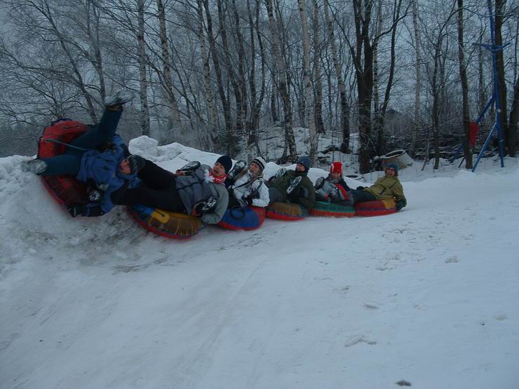 Po silvestru se taky nikomu nechtělo vstávat tak se šlo snowtubit...nebo snowtubovat??