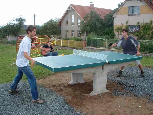 V neznámé vesnici jsme si pořadně zahráli pingpong a na kytaru