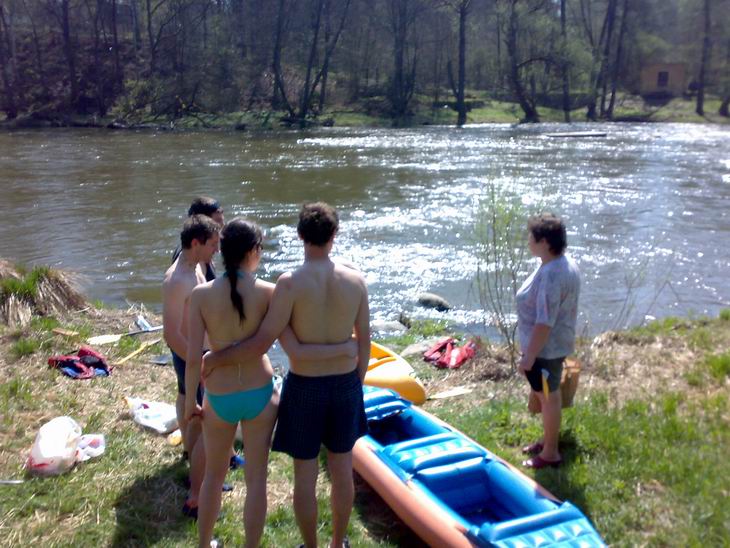 nedaloko po odjezdu z tohoto místa ale přišlo další koupání. V docela dlouhých a silných peřejích Datlík s Matáskem nabrali hodně vody a cvakli se. Silný proud je i s lodí plnou vody vlekl odhadem 400m než se s pomocí cizí lodě dostali ke břehu.