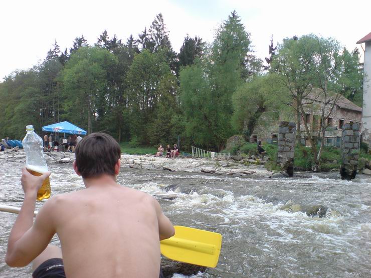 :D:D:D...tady je to jasně vidět...v jedný ruce pádlo ale pro jistotu nad vodou(aby třeba neuplavalo)...a v druhé ruce petku s pivem:D