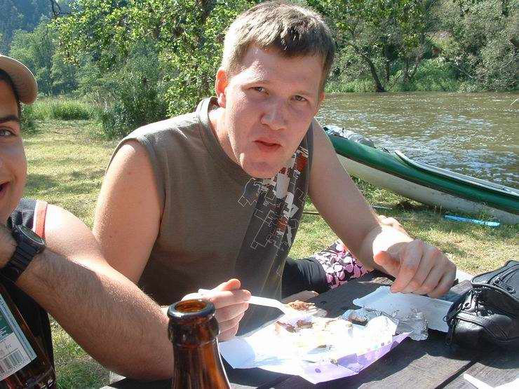 To je naše první zastávka u občerstvení u jezu.