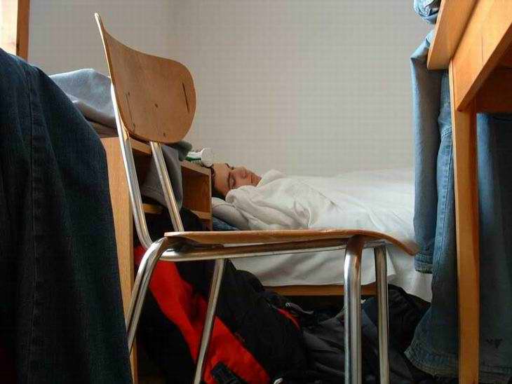 Den začínal celkem slibně (Ráďa). Po probuzení službou následoval dopolední program zaměřený na tábor v dešti, probíraly se různé činnosti, obzvláště výtvarné. Odpoledne nás navštívily psycholožky, které si nás pořádně prošetřily a teké poradily jak se chovat v určitých nenadálých situacích.