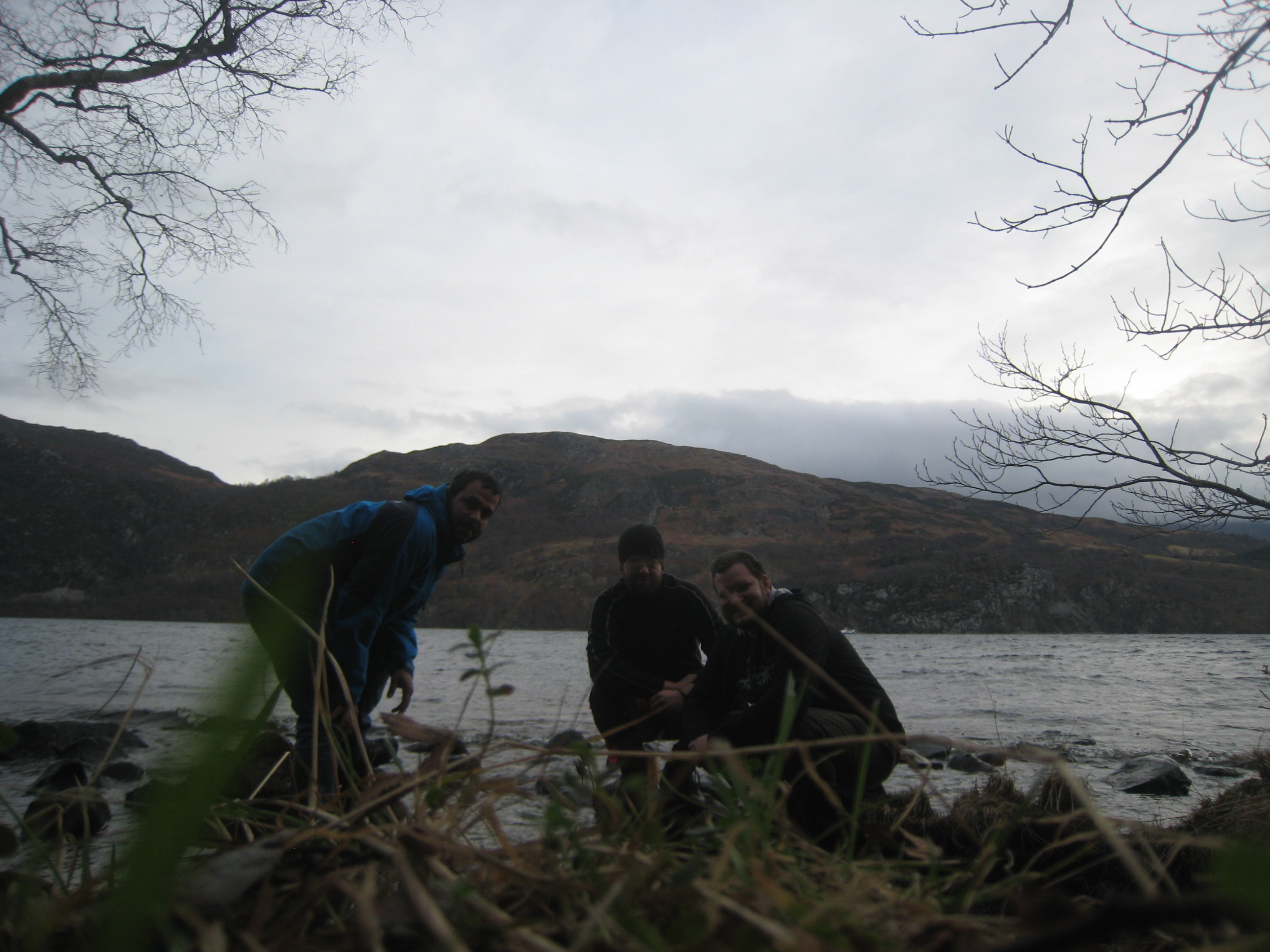 Společná fotka u Loch Ness...Chvíli jsme pozorovali hladinu, jestli se někde neobjeví příšera...Už to vypadalo, že nic....Když tu náhle!!...