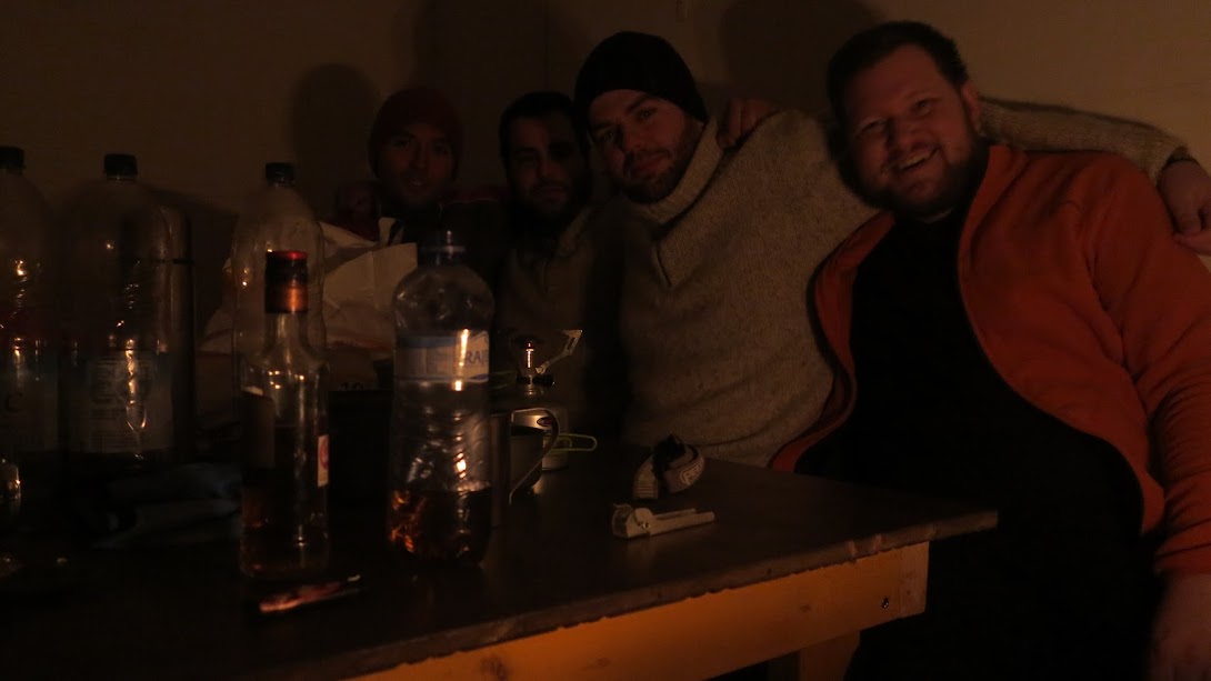 Zpět v Camasunary bothie...A kdo umí počítat si všiml, že už jsme 4:)). V noci, za tmy přišel Matásek a přinesl nám 2 flašky whisky:)). No vydařenej večer:))
