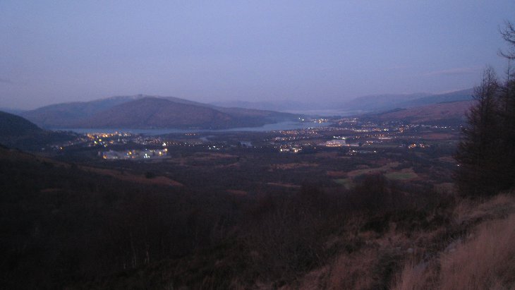 Fort William - ještě osvětlen..je nějak kolem 8:00.