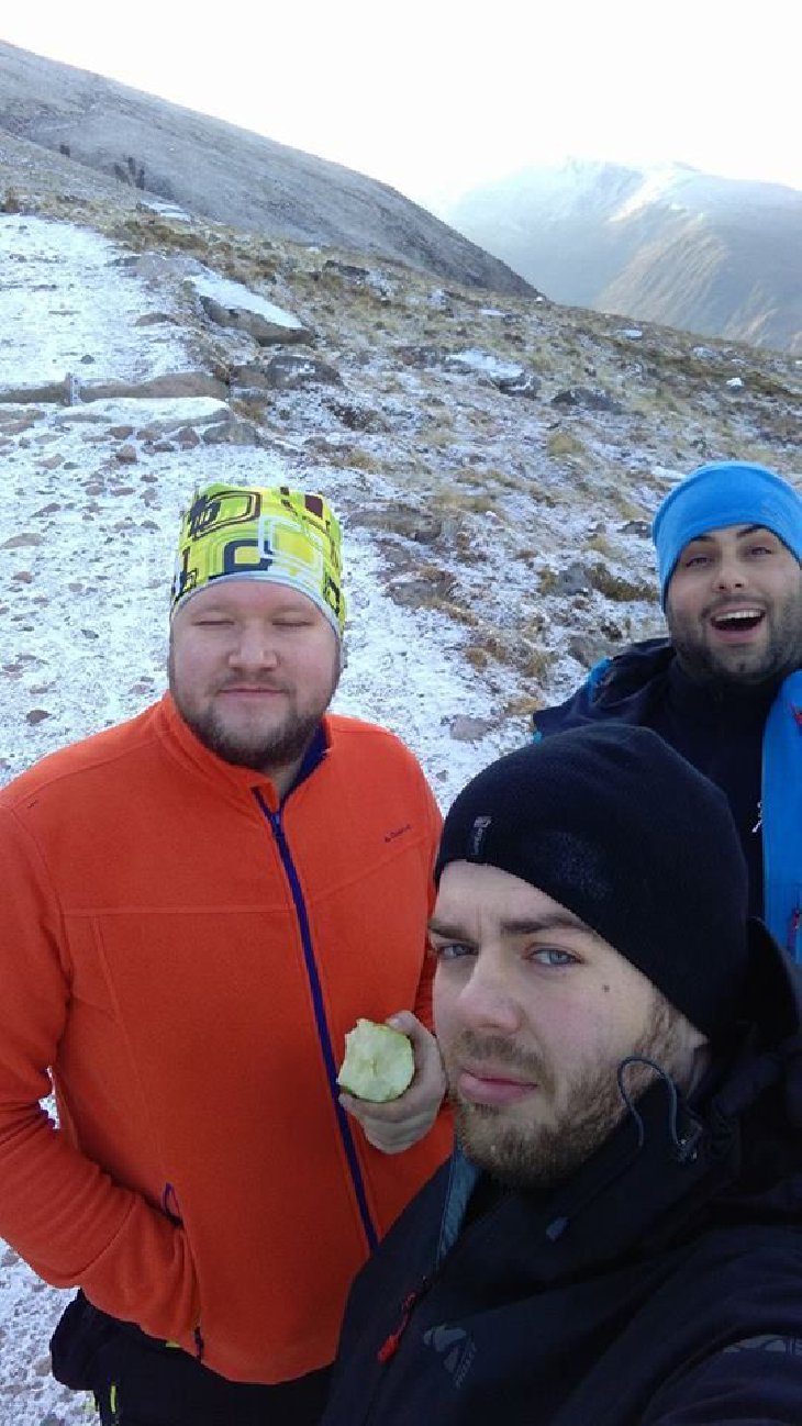 A je to tady. Do teď všechno probíhalo v pořádku. Ještě i v tuto chvíli bylo všechno v pořádku. Je krásně a Datel spokojeně jí své jablko. S Ondrou jsme si pěkně všechny své odpadky od svačiny uklidili, ale Datel si nedal říct. Snad desetkrát jsme mu říkali: "Nedělej to:D, nezahazuj to jablko...Nikdy nevíš jakého boha těhlech hor tím nasereš". No nedal si říct a jablko zahodil....