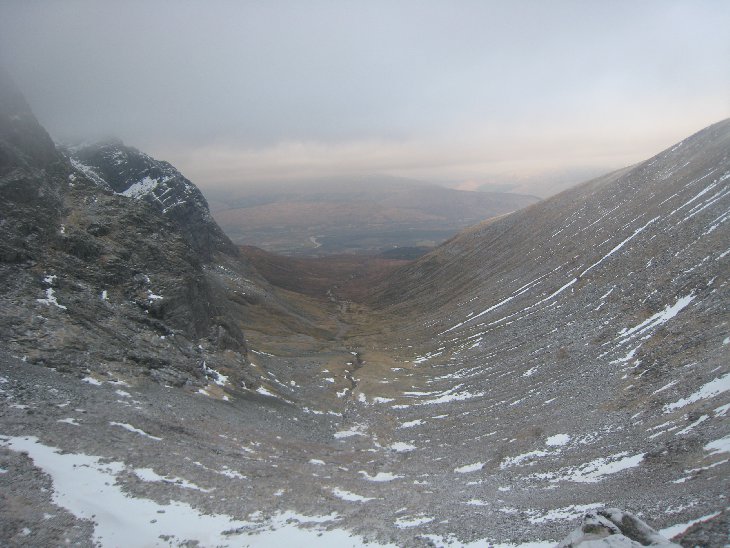 Údolí...Vpravo Ben Nevis..Vlevo CMD.