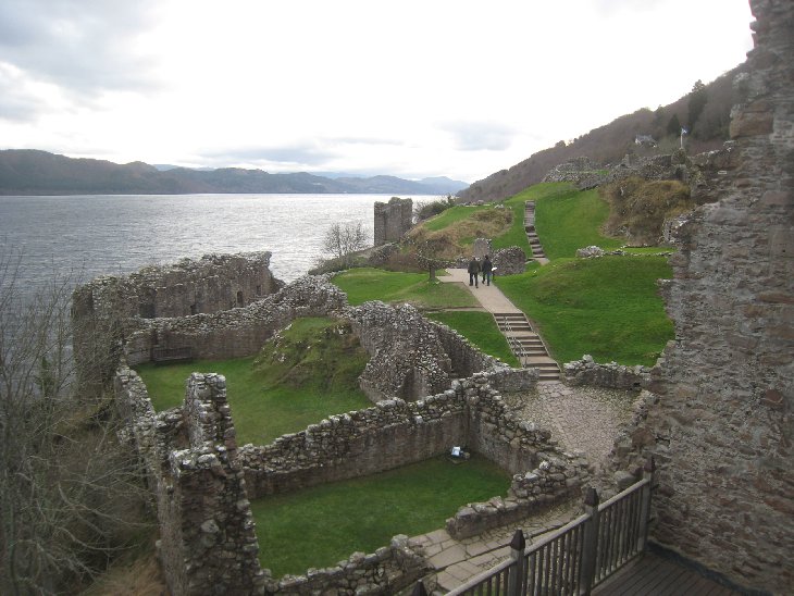 Hrad a vedle Loch Ness...
