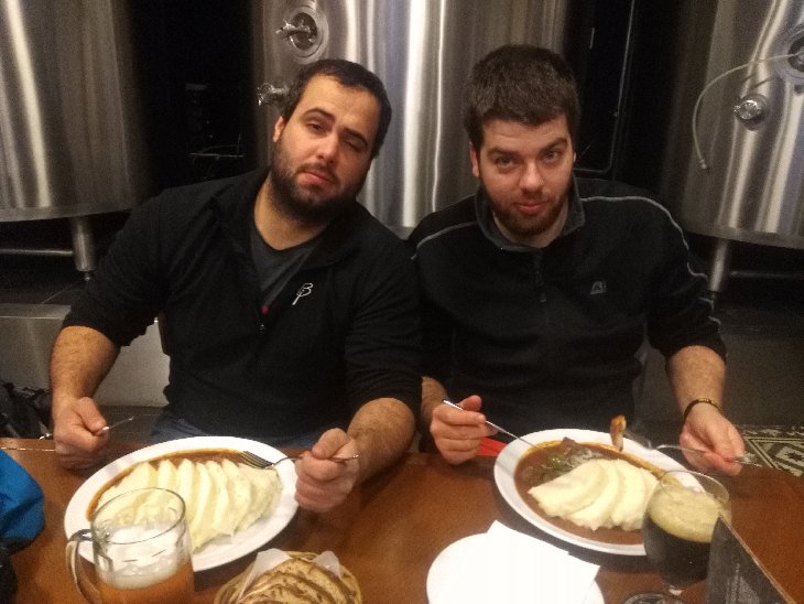 29.1. Jsme opustili Britské ostrovy a jsme opět v Bratislavě:))...Najít tady pod ohrovym velením restauraci byl fakt problém:D...Že prej to tam zná:D...Nakonec jsme s Datlem převzali iniciativu a našli tuhle super hospodu:)). Pak už jen Ohrobusem do Prahy a domů:)))) 