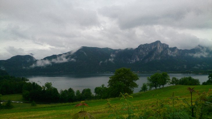 Počasí nám vůbec nepřálo, skoro celou cestu pršelo. Tady pauzujem u jezera Mondsee.