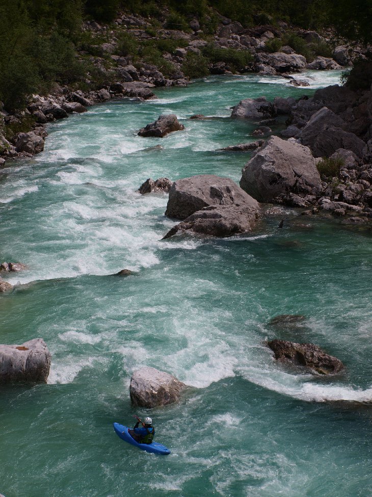 5.5. Poslední den dopoledne šla většina na canyoning. Ondra, Monika a Komár se jeli podívat na Slalomku na Soče.