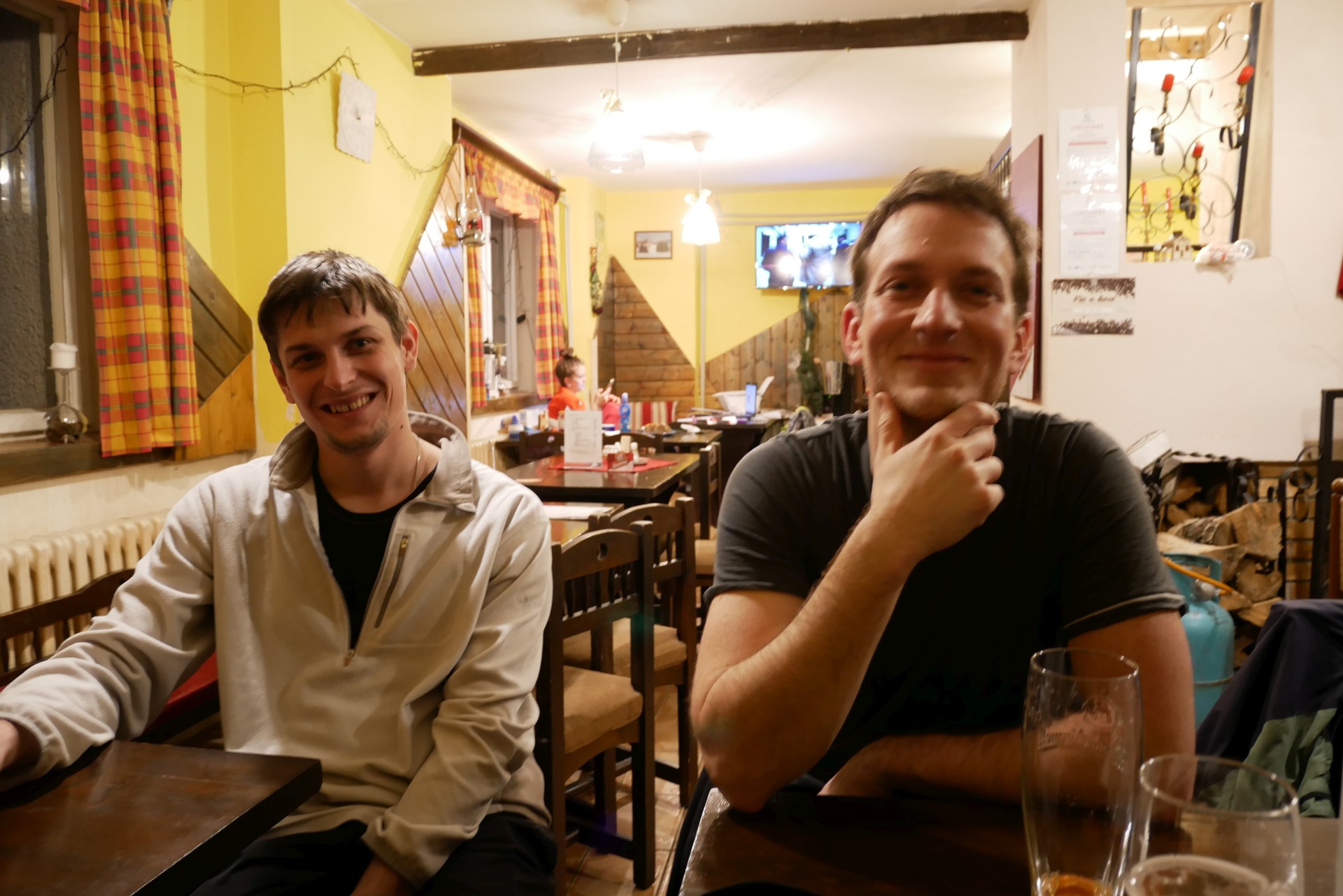 Kuba s Mírou už těsně před odchodem. Paní hospodská nás okolo půlnoci poslala na mráz:-)
