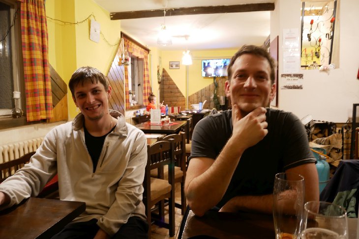 Kuba s Mírou už těsně před odchodem. Paní hospodská nás okolo půlnoci poslala na mráz:-)