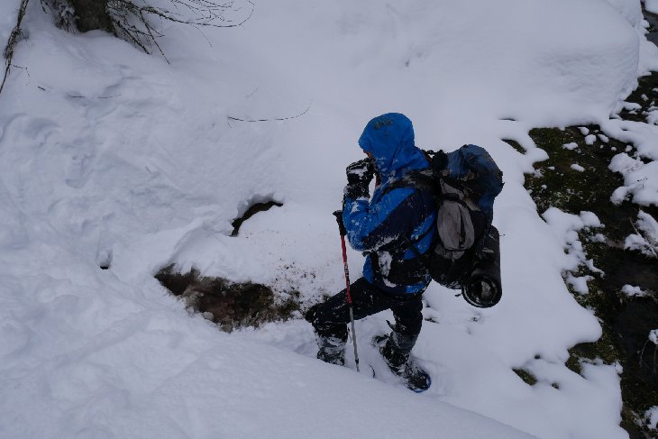 Nakonec se z toho dostal, zjistil že celou dobu ležel ve vodě:-D No Vody v oblečení a batohu se v tomto počasí špatně zbavuje. Hned to totiž všechno zmrzne... Každopádně netrvalo dlouho a jdeme dál....