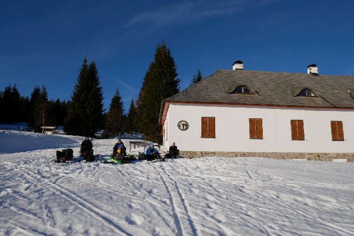 Za chalupou byla studánka, ale načepovat z ní vodu byl docela boj, kdo tam byl tak ví:-D:-D