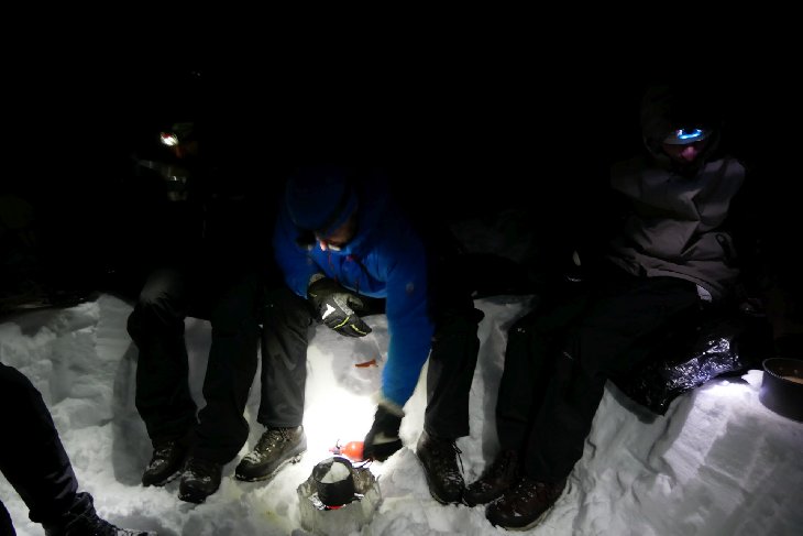 Večer jsme vykopali díru a začali jsme vařit.