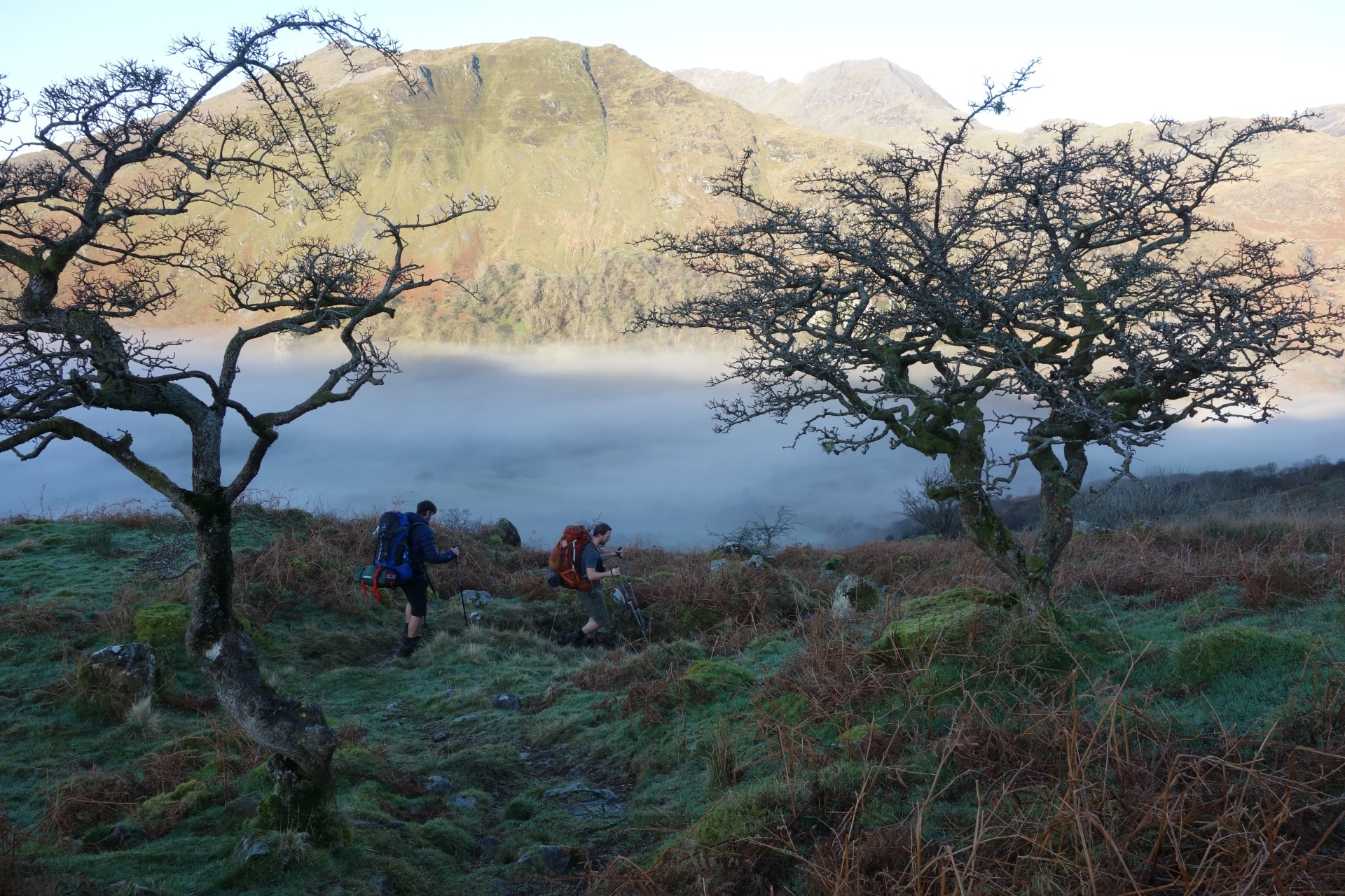 Sestupujem dolu k jezeru Llyn Gwynant.