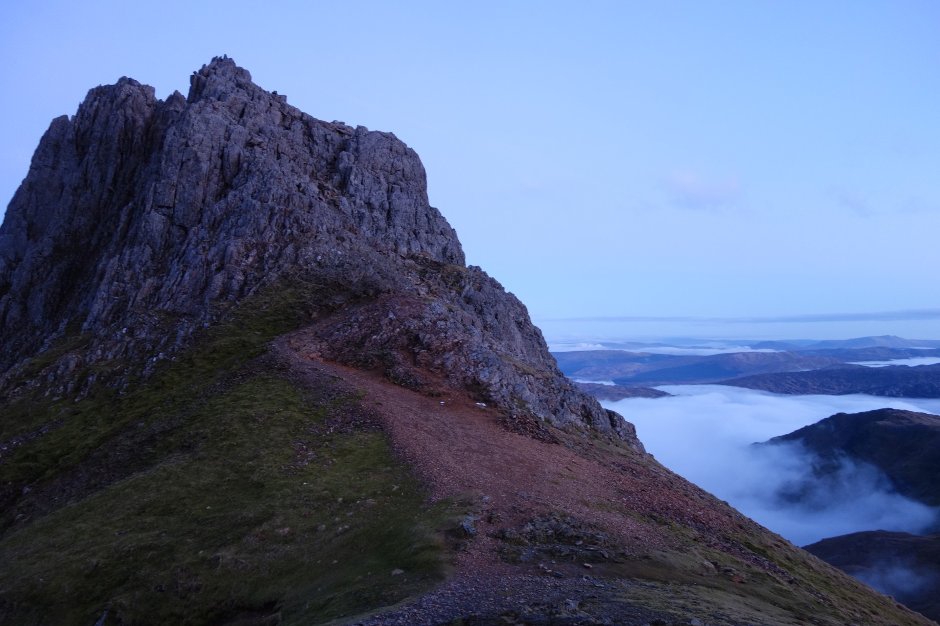Před Skálou Crib Goch scházíme dolu...Bohužel nás tu zastihla tma..