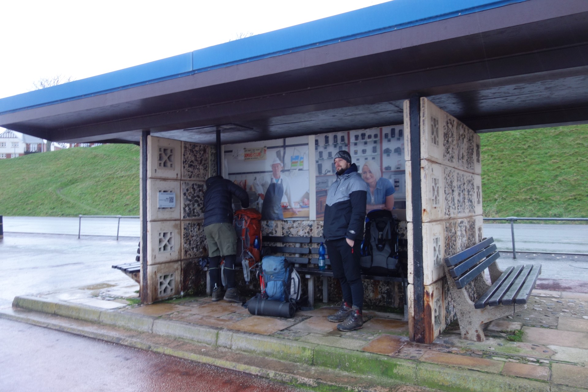 26.1.Tak nakonec spíme v jakési autobusové zastávce mezi silnicí a pláží. Parádní noc. Brzo ráno mažem na vlak abychom stihli letadlo domu...